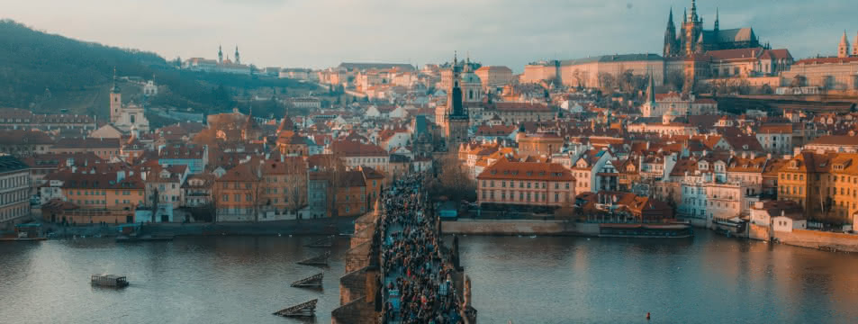 Vistas aéreas al famoso puente de Carlos en Praga